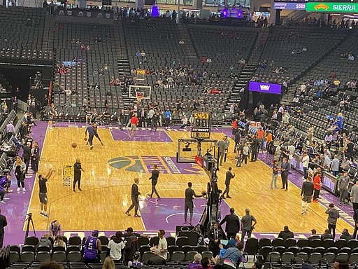 Photo of the Sacramento Kings warming up at the Golden 1 Center.